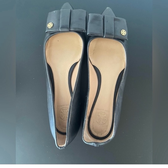 Tory Burch Aimee
•Black Leather Bow
•Pointed Toes
•Flats
•Shoes Size 7 - Picture 4 of 4